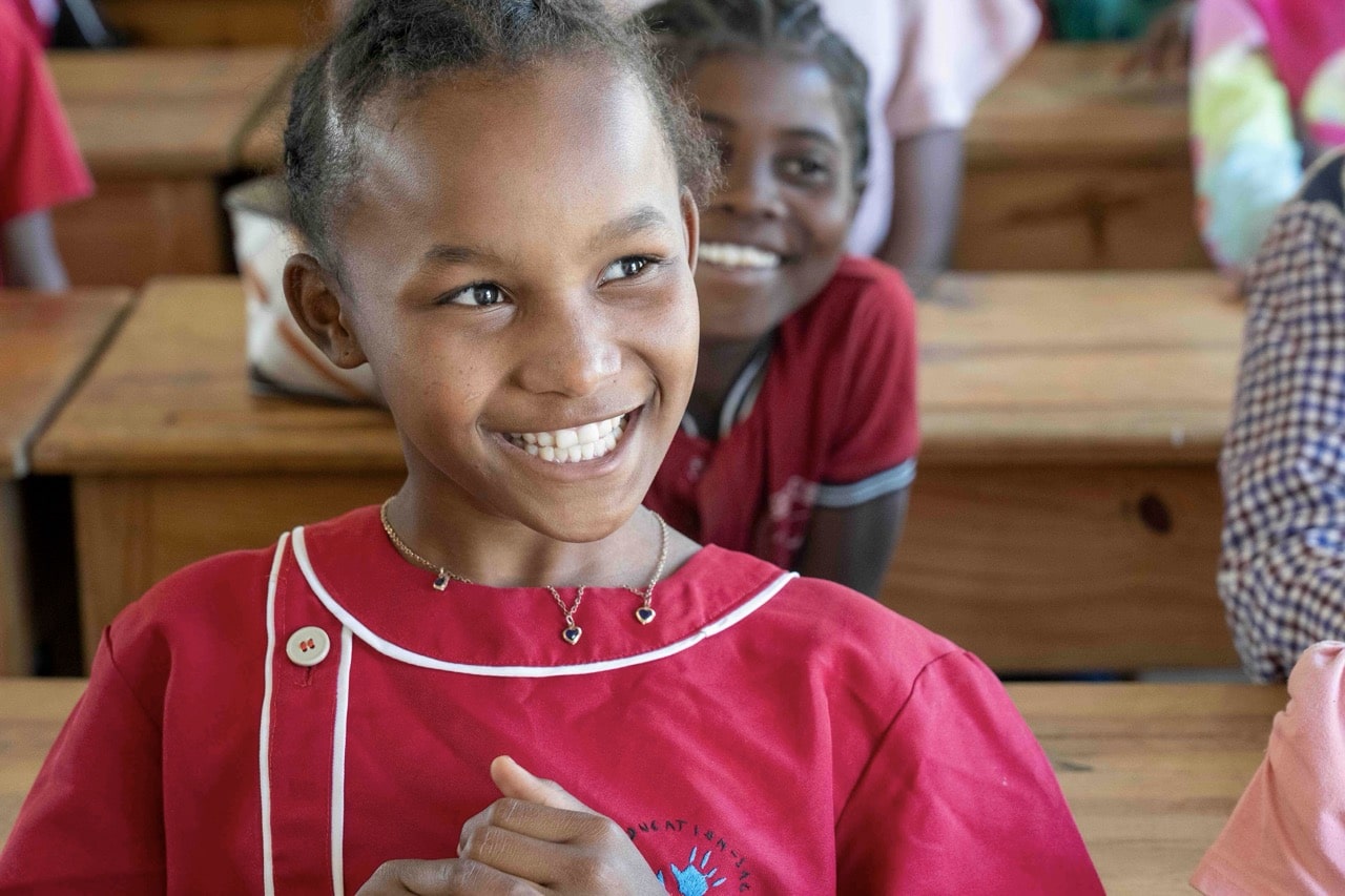 Ecole Amika Madagascar Fille en blouse rouge
